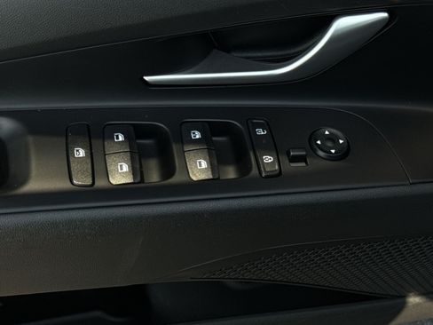 Certified 2025 Hyundai Elantra SEL FWD image 15