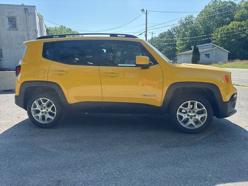 Used 2016 Jeep Renegade Latitude AWD/4WD image 10