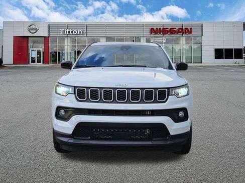 Used 2025 Jeep Compass Latitude AWD/4WD image 2