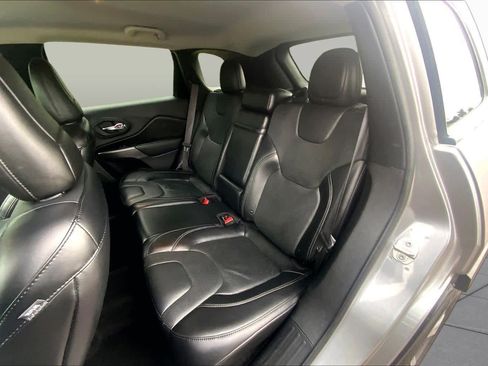 Used 2019 Jeep Cherokee Limited FWD image 18