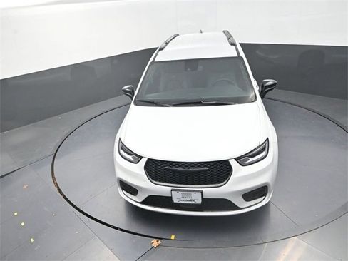New 2026 Chrysler Pacifica Select image 10