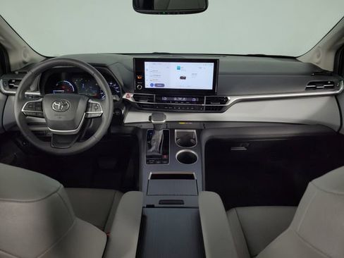 Used 2025 Toyota Sienna XLE w/ XLE Plus Package image 28
