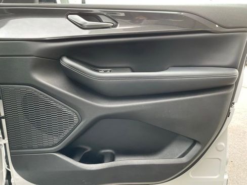 Used 2023 Jeep Grand Cherokee Altitude image 29