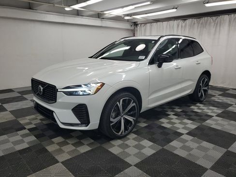 Used 2022 Volvo XC60 B6 R-Design image 3