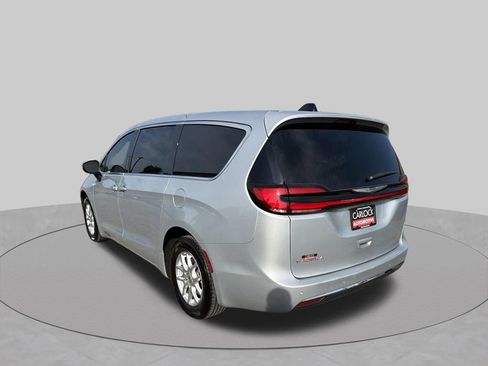 Used 2023 Chrysler Pacifica Touring-L FWD image 6