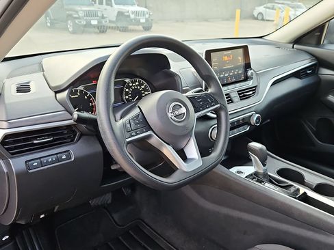Used 2025 Nissan Altima 2.5 SV FWD image 15