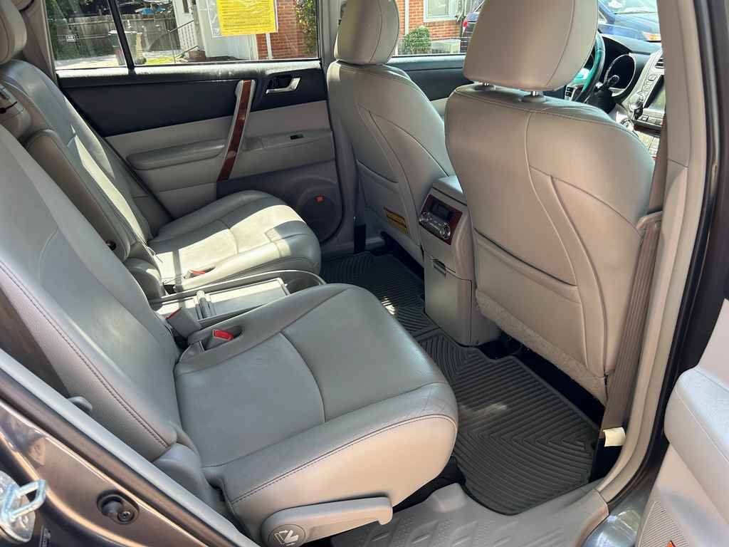 Used 2012 Toyota Highlander Limited w/ Tow Pkg AWD/4WD image 14