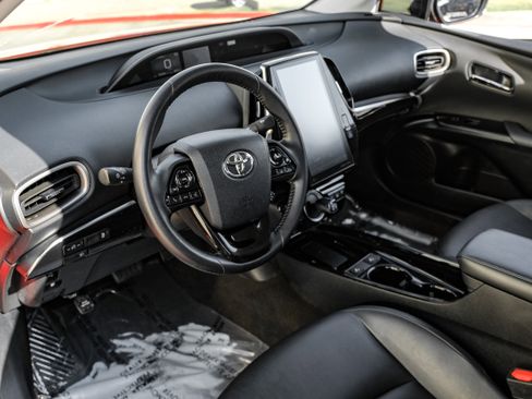 Used 2021 Toyota Prius Prime XLE image 2