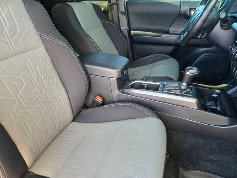 Used 2020 Toyota Tacoma TRD Sport AWD/4WD image 9