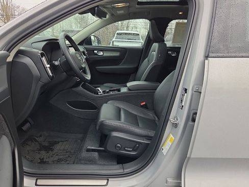 Certified 2025 Volvo XC40 B5 Plus w/ Climate Package image 4