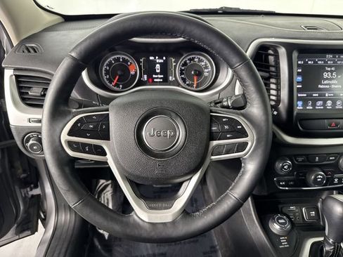 Used 2018 Jeep Cherokee Latitude Plus w/ Cold Weather Group AWD/4WD image 11