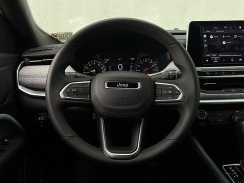 Used 2025 Jeep Compass Latitude image 33