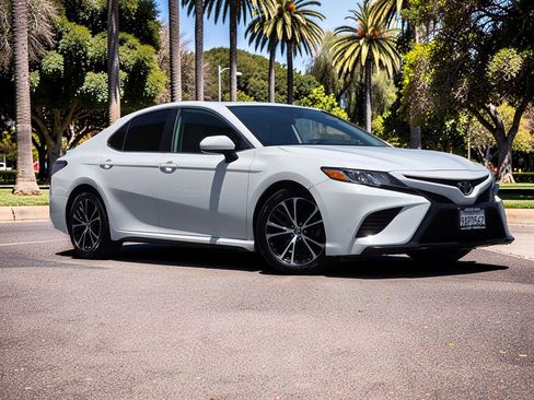 Used 2019 Toyota Camry SE w/ Carpet Mat Package FWD image 2