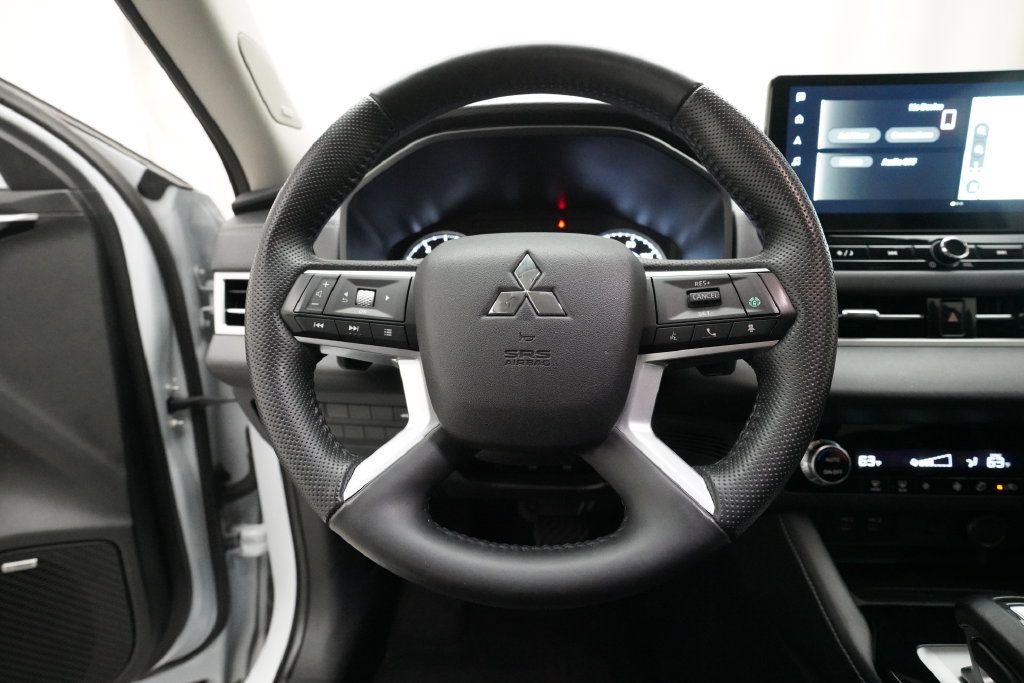 Used 2025 Mitsubishi Outlander AWD image 4