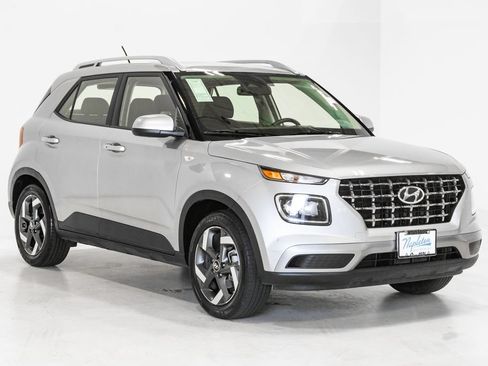 Used 2025 Hyundai Venue SEL FWD image 6