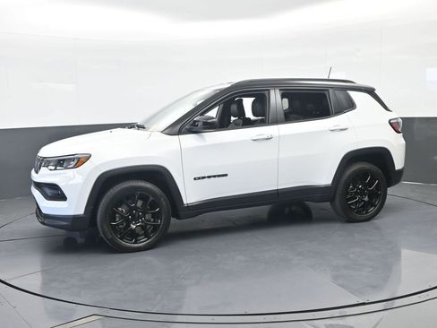 Used 2024 Jeep Compass Latitude w/ Convenience Group AWD/4WD image 2