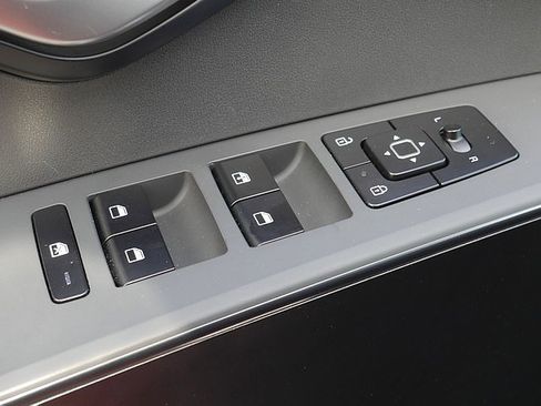 Used 2024 Kia Niro LX image 24