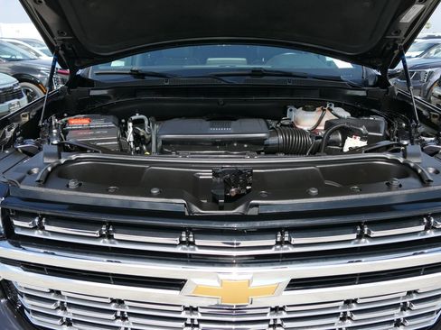 Used 2024 Chevrolet Suburban Premier image 28