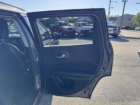 Used 2018 Jeep Compass Latitude w/ Popular Equipment Group AWD/4WD image 32