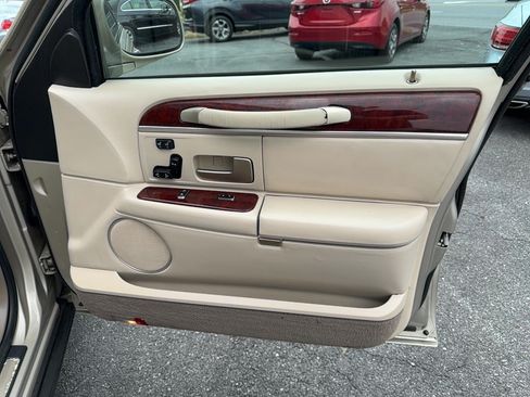 Used 2004 Lincoln Town Car Ultimate RWD image 20