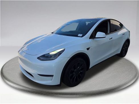 Used 2024 Tesla Model Y Long Range AWD/4WD image 18