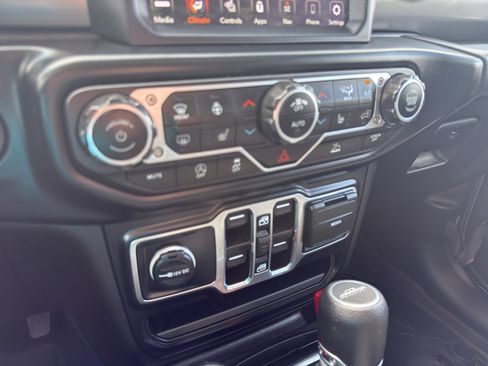 Used 2023 Jeep Gladiator Sport AWD/4WD image 17