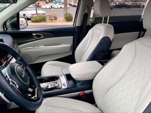 Used 2026 Kia Carnival SX w/ SX Dark Edition Package image 9