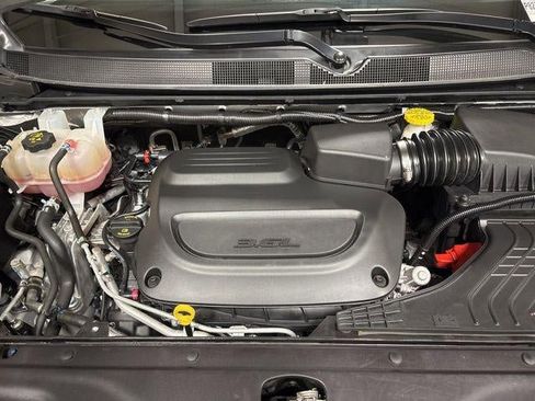 Used 2024 Chrysler Pacifica Limited image 30