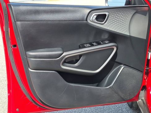 Used 2023 Kia Soul LX w/ LX Technology Package FWD image 12