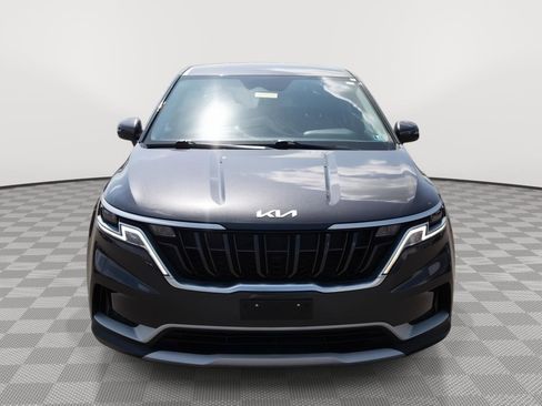 Used 2022 Kia Carnival LX image 2