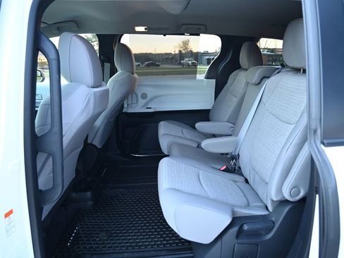 Used 2025 Toyota Sienna LE image 36