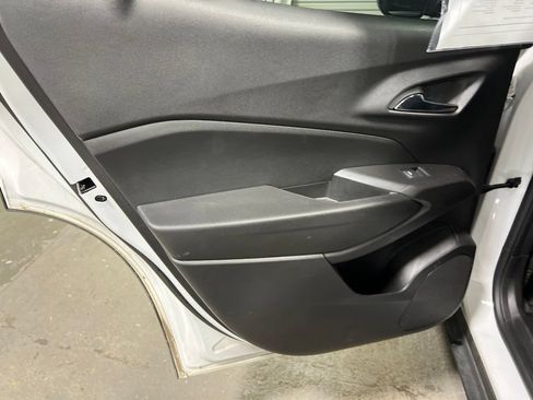 Used 2025 Chevrolet Trax LT FWD image 17