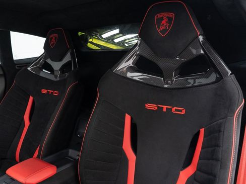 Used 2023 Lamborghini Huracan STO RWD image 17
