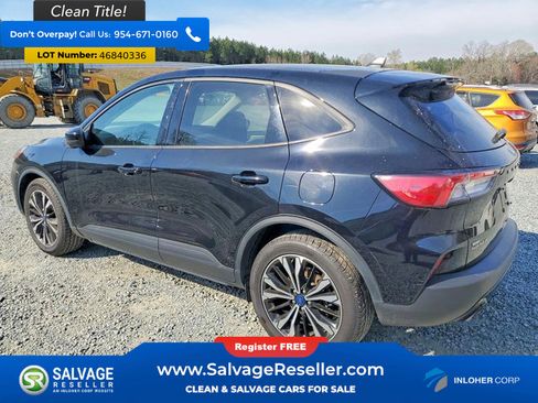 Used 2022 Ford Escape SE w/ SE Sport Appearance Package image 3
