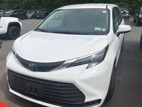 Used 2025 Toyota Sienna LE AWD/4WD image 2