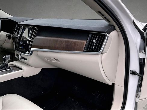 Used 2021 Volvo V90 T6 Cross Country image 25