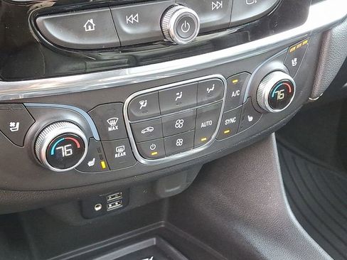 Used 2023 Chevrolet Traverse Premier image 17