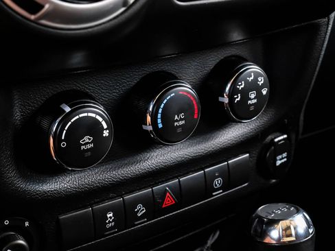 Used 2013 Jeep Wrangler Unlimited Rubicon w/ Connectivity Group AWD/4WD image 26