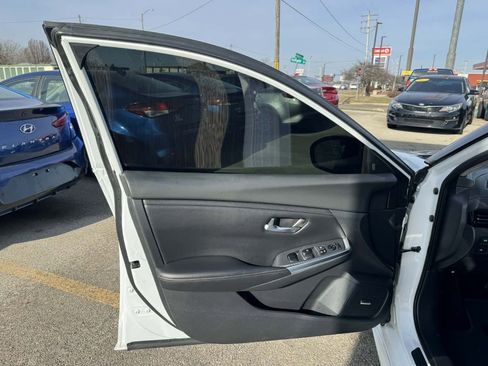 Used 2021 Nissan Sentra SR w/ SR Premium Package image 14