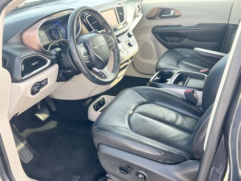 Used 2019 Chrysler Pacifica Touring-L image 10