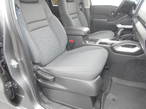 Used 2024 Nissan Frontier SV w/ Technology Package RWD image 9