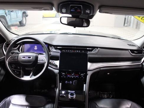 Used 2023 Jeep Grand Cherokee Limited AWD/4WD image 2