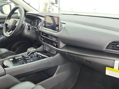 Used 2025 Nissan Rogue SV w/ SV Premium Package FWD image 28