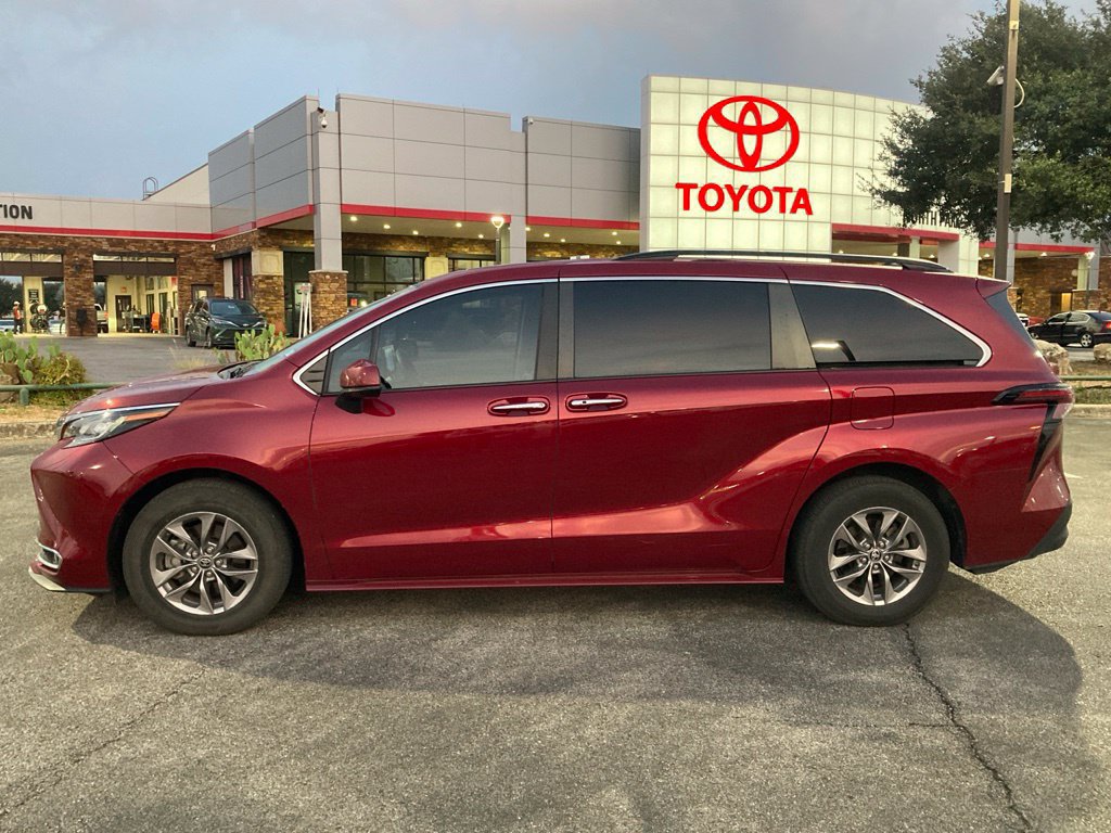 Used 2023 Toyota Sienna XLE w/ XLE Plus Package FWD image 6