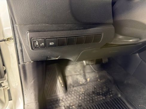 Used 2022 Toyota Corolla LE image 11