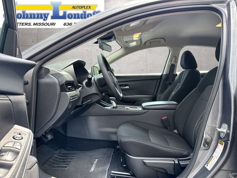 Used 2025 Nissan Sentra SV FWD image 10