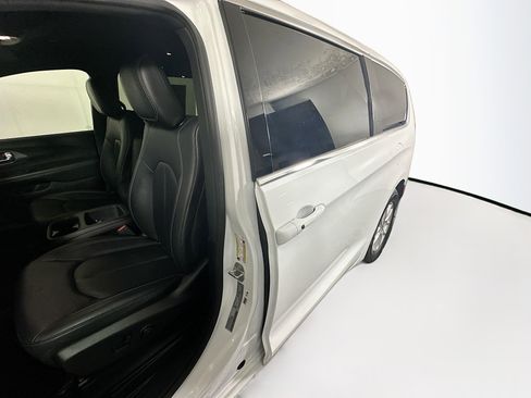 Used 2025 Chrysler Pacifica Select FWD image 12
