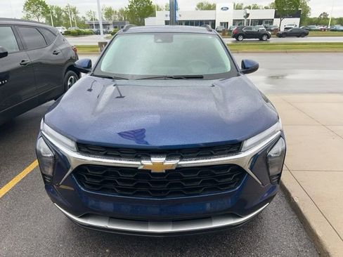 Used 2024 Chevrolet Trax LT w/ Driver Confidence Package FWD image 2