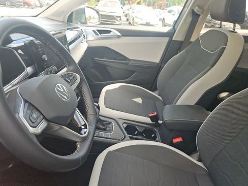 Used 2025 Volkswagen Taos SE image 4