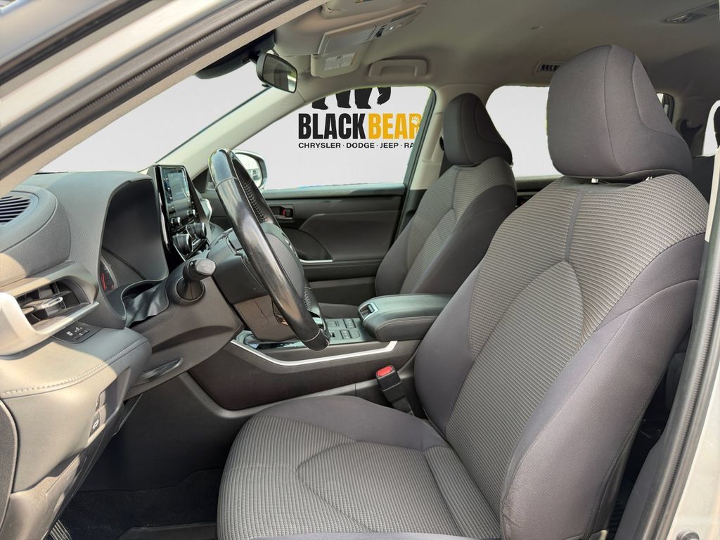 Used 2020 Toyota Highlander LE AWD/4WD image 22